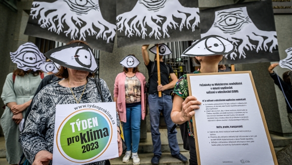 Česko má nyní možnost pomoci omezit deforestaci ve světě, Týden pro klima 2023 proto začíná smutečním pochodem pařezů